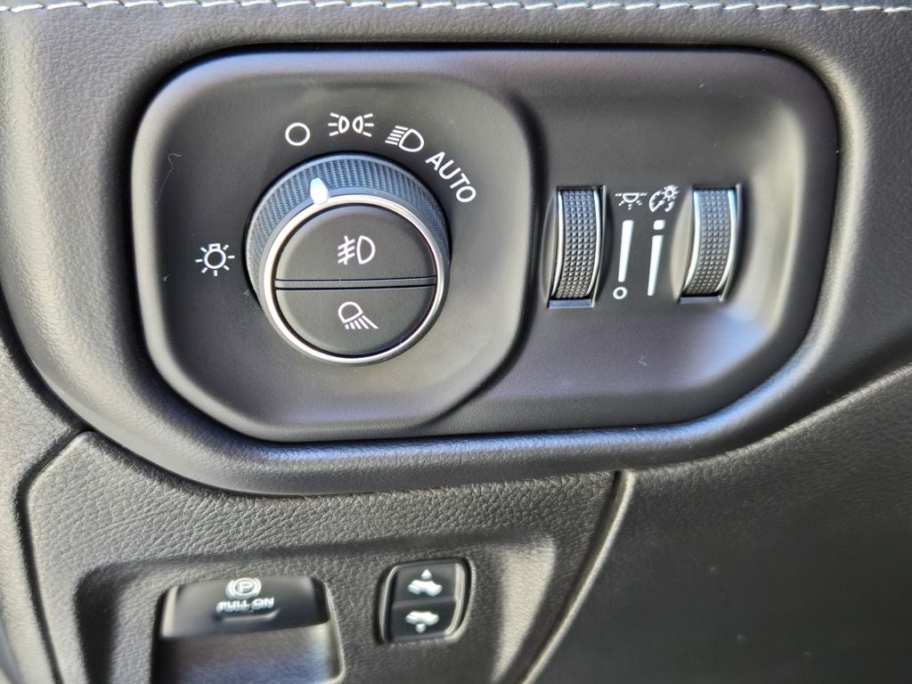 2022 RAM 1500 Limited Crew Cab 4x4 5'7" Box