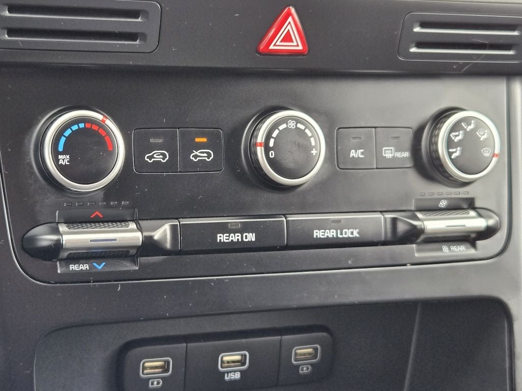 2023 Kia Carnival LX